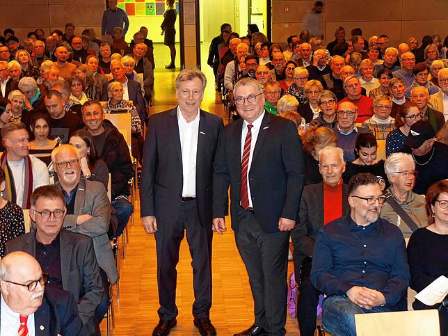 Der Neujahrsempfang 2024 kam gut an: Bürgermeister Ralf Baumert und Laudator Reinhard Zedler inmitten der Gästeschar in den Talwiesenhallen.