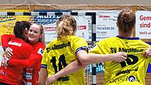 Jubel in Gelb, Blau und Rot: Der SV Allensbach ist seit acht Spielen unbesiegt.