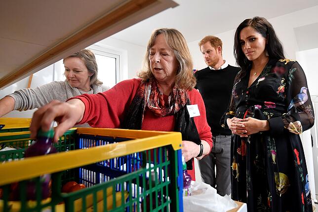 Herzogin Meghan bei einer Wohltätigkeitsveranstaltung in Bristol, wo sie hilft Lebensmittel-Pakete für Bedürftige zu packen. Immer ...