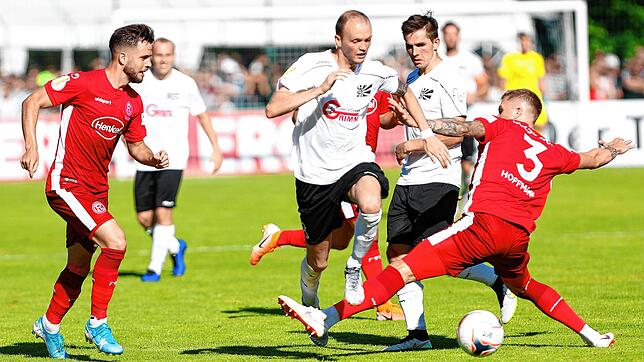 Im DFB-Pokalspiel gegen den Bundesligisten Fortuna Düsseldorf zeigte Tobias Weißhaar (Mitte) eine hervorragende Leistung, obwohl er in ...