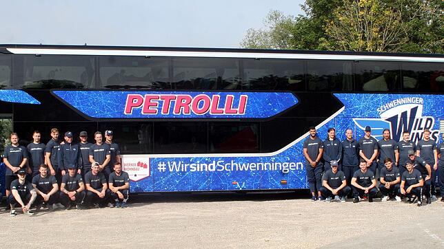 Die Mannschaft der Schwenninger Wild Wings, Manager Jürgen Rumrich und der Geschäftsführer Petrolli Reisen Dieter Petrolli, freuen sich ...