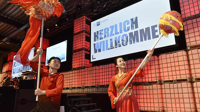 Eine chinesiche Drachentanzgruppe begeisterte die rund 2200 Gäste auf dem IHK-Empfang auf der Messe Villingen-Schwenningen. Die ...