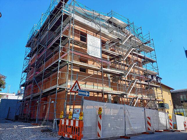 Der Mehrfamilienhaus-Neubau von Betz und Weber in der Biberacherhofstraße ist nach wie vor im Rohbau. Derzeit sind die Bauarbeiten mal ...