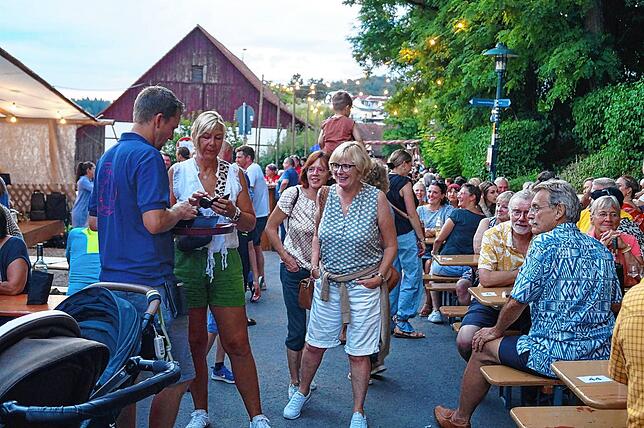 Bild 3: Bilder vom Daisendorfer Weinfest am Freitagabend rund um die Fruchtscheune von Mathias Bernhard