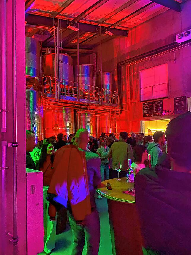 Die Kelterei als Ort für besodere Veranstaltungen. Bunte Lichteffekte und wummernde Bässe bei der Jungwinzer-Party am Freitagabend