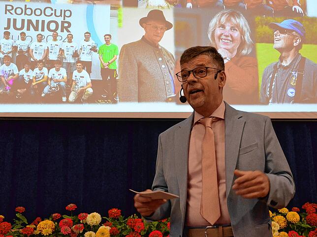 Eigentlich kennt man ihn eher als jemanden, der den schönen Künsten zugetan ist: Bürgermeister Georg Riedmann moderiert den Abend und ...