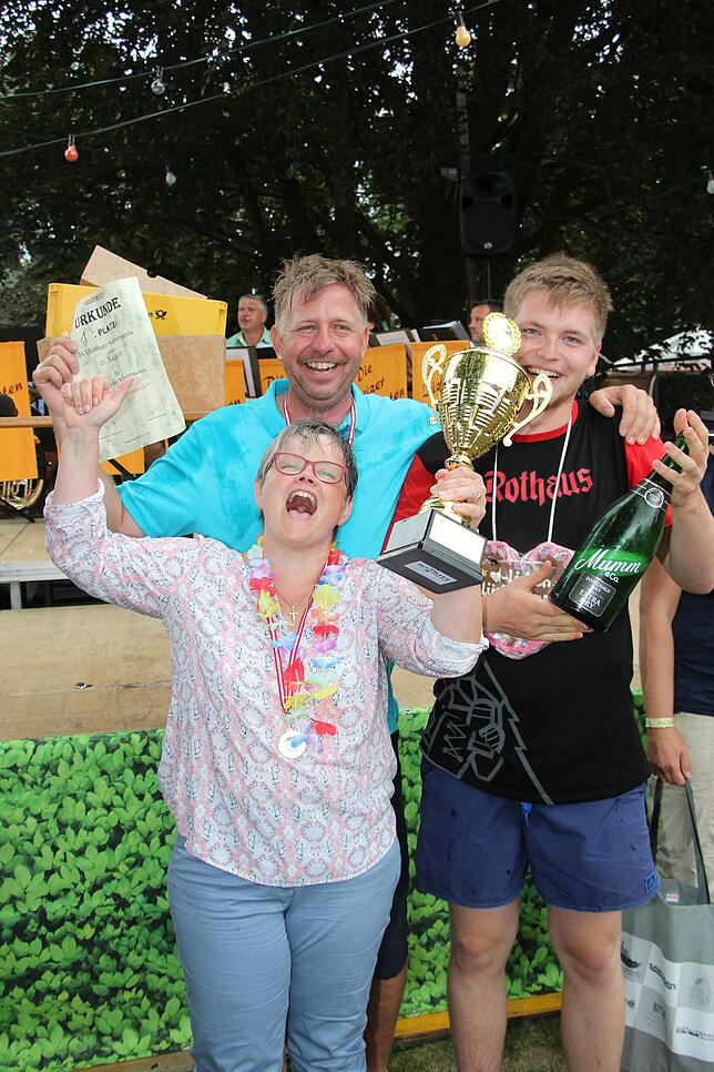 Sieger der Schrottregatta ist die Familie Kaspar: Kerstin, Mischa und Fabian.