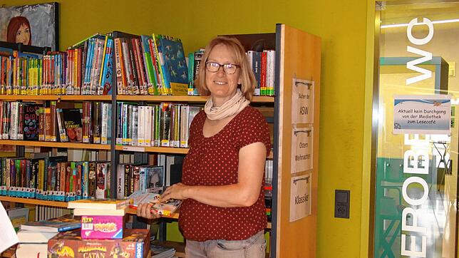 Die Leiterin der Mediothek, Beate Süß, sorgt mit ihrem Team dafür, dass man in der Mediothek auch in Krisenzeiten von Büchern und Medien ...