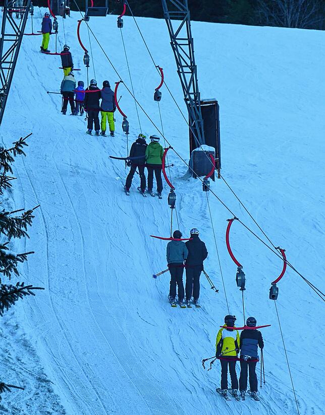 Kein Liftbügel ist in diesen Tagen unbesetzt. Die fünf Skilifte in Oberkirnach ziehen unaufhörlich Skifahrer hinauf auf den Berg.