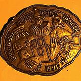 1991/1992: In die Fasnachtsplakette für das verschobene Hochrhein-Narrentreffen 1991 wurde nachträglich die Jahreszahl 92 eingestanzt.