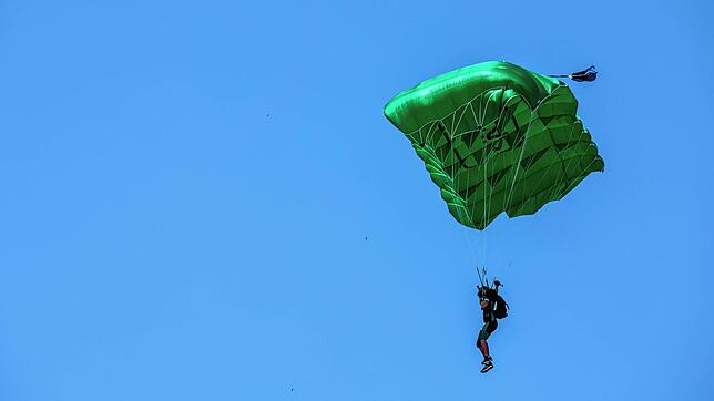 Ein Fallschirmspringer im Landeanflug (Symbolbild). Am Wochenende ist eine 15-Jährige in Schwenningen bei einem Fallschirmsprung tödlich ...