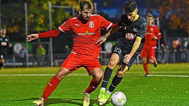 Ergi Alihoxha (FC Villingen, rechts) behauptet im Zweikampf den Ball, aber am Ende muss der FC Villingen beim Freiburger FC mit einem ...