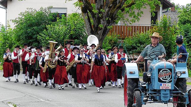 Mit historischen Traktoren werden die vier am Sternmarsch beteiligten Musikkapellen zum Dorfplatz und zum Mini-Platzkonzert geleitet. ...
