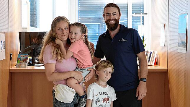 Wurde als 6000. Einwohnerin begrüßt: Mila Suter-DeLuca (Zweite von links) mit Mutter Sofie Suter, Dhilan Suter-DeLuca und Matthew DeLuca.