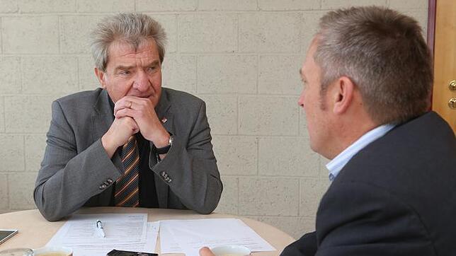 Landrat Frank Hämmerle und Jörg-Peter Rau, Leiter der Lokalredaktion Konstanz und Regionalleiter Kreis Konstanz, am  1.10.2015