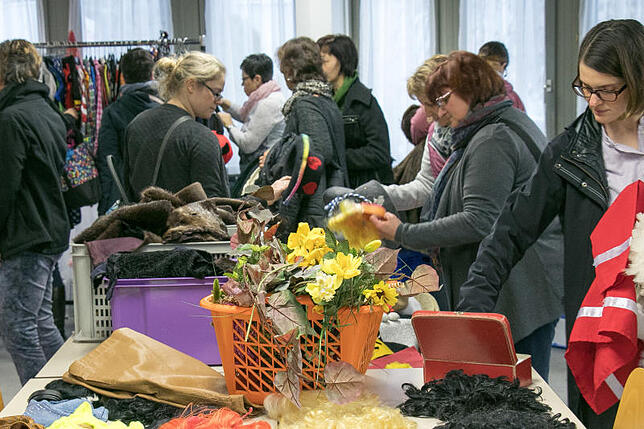 Beim Fasnachtsbasar des DRK Waldshut wird gestöbert und anprobiert. Eine riesige Auswahl an Kostümen und Utensilien wartet darauf, von ...