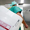 Ein Styropor-Behälter zum Transport von zur Transplantation vorgesehenen Organen wird zum OP-Saal gebracht.