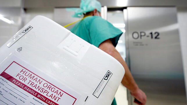 Ein Styropor-Behälter zum Transport von zur Transplantation vorgesehenen Organen wird zum OP-Saal gebracht.