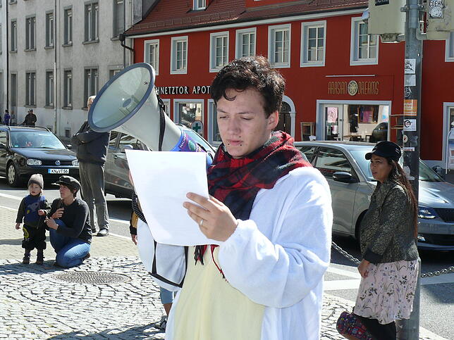 Veranstalter Julian Kratzer animiert die Demonstranten mit Sprüchen und Gesängen bei der Demo.