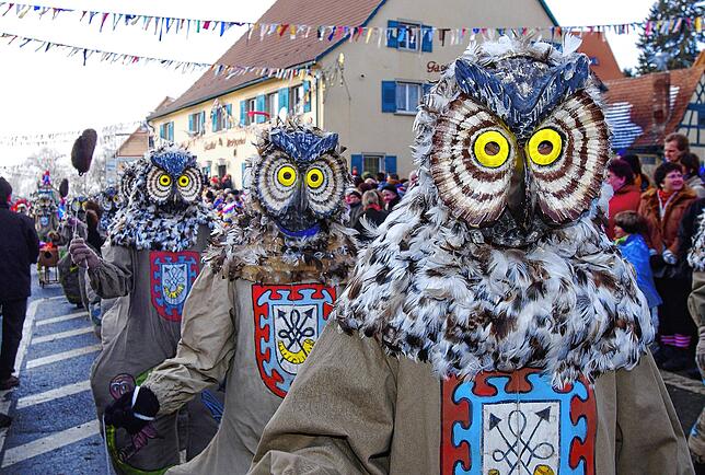 Pfohrener Schnuferzunft: Der Pfohrener Schnufer trägt eine Holzmaske, die einem Eulenkopf nachgebildet ist. Die Maske und die auf dem ...
