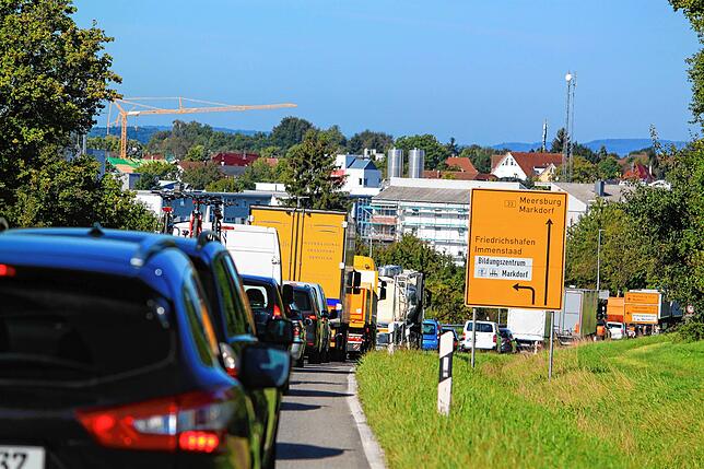 Auf der B 33 vor Markdorf staut sich der Verkehr regelmäßig, wie hier im Sommer 2019 bei Steibensteg, bereits eineinhalb Kilometer ...