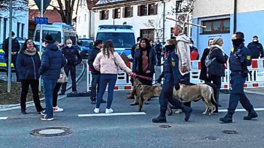 Udo Schulz steht am 13. Februar vor einer Polizeisperre in Laiz mit seinem Holzkreuz.