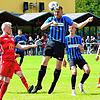 Kopfballstark: Manuel Pinke &ndash; hier im Spiel beim FC Wallbach im August 2021 &ndash; war über viele Jahre eine feste Größe in der ...