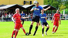 Kopfballstark: Manuel Pinke &ndash; hier im Spiel beim FC Wallbach im August 2021 &ndash; war über viele Jahre eine feste Größe in der ...
