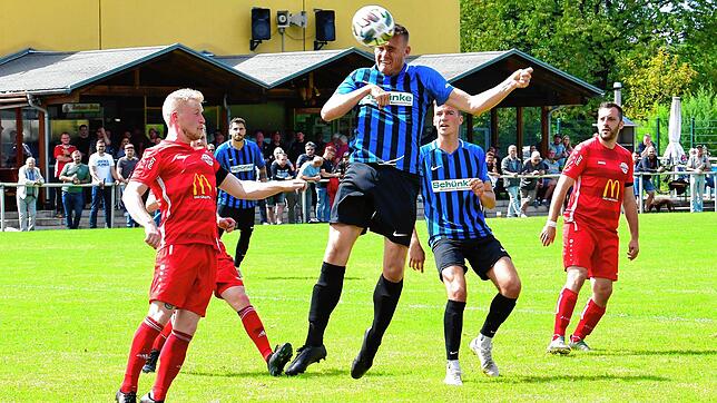 Kopfballstark: Manuel Pinke &ndash; hier im Spiel beim FC Wallbach im August 2021 &ndash; war über viele Jahre eine feste Größe in der ...