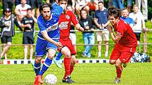 Luca Crudo (am Ball) kann sich mit dem FV/DJK St. Georgen aus eigener Kraft den Meistertitel in der Kreisliga B 1 sichern. Niklas Müller ...