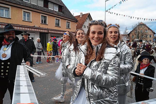 Bei den flotten Mädels in Silber nehmen die Zimmermänner gerne Maß.
