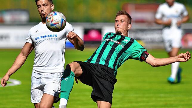 Überragend: Der Laufenburger Jonas Gläsemann (links) &ndash; hier gegen den Zeller Kapitän Jonas Krumm &ndash; erzielte beim 4:0-Erfolg ...
