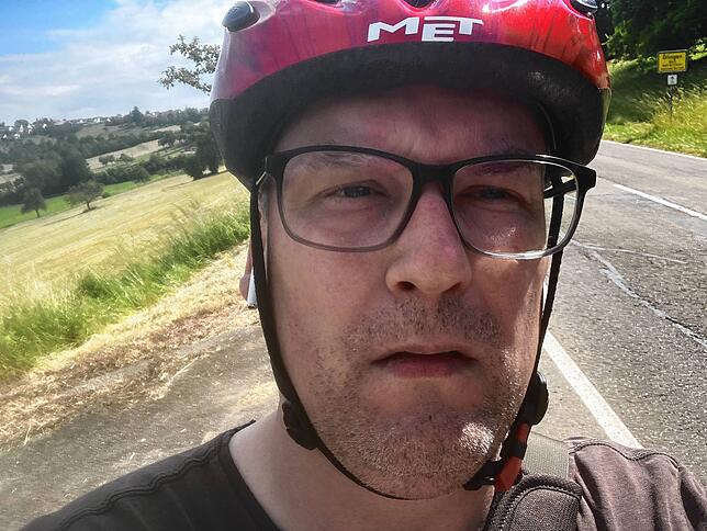 Ein Selfie sagt mehr als tausend Worte: Ich bin gezeichnet von den Anstiegen in Aasen und Öfingen (hinten). Links ist gut zu sehen, wie ...