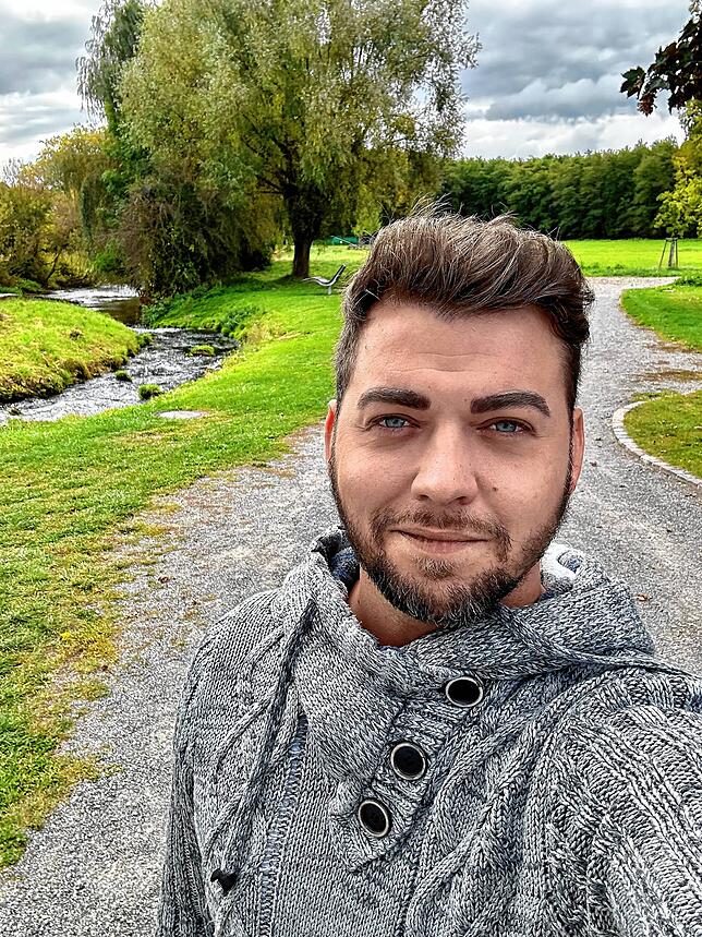 Jayden Stefan Grey macht am Wahlsonntag einen Spaziergang.