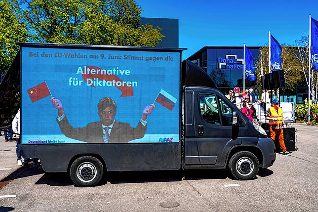 Der Demo-Wagen musste das Gelände vor der Halle verlassen.