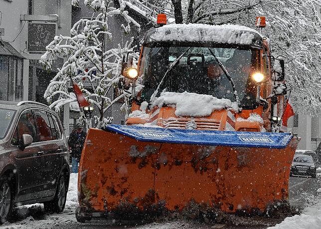 Das Schneepflügen kann beschwerlich werden, wenn parkende Fahrzeuge die Durchfahrt einengen, wie hier in der Hauptstraße im Dezember 2023.