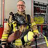 Jörg Eichling in voller Montur. Mit Atemschutzausrüstung schleppen die Feuerwehrleute gut 20 Kilo extra mit sich herum – eine körperlich ...