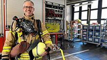 Jörg Eichling in voller Montur. Mit Atemschutzausrüstung schleppen die Feuerwehrleute gut 20 Kilo extra mit sich herum – eine körperlich ...