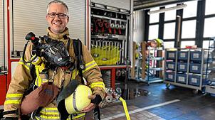 Jörg Eichling in voller Montur. Mit Atemschutzausrüstung schleppen die Feuerwehrleute gut 20 Kilo extra mit sich herum – eine körperlich ...