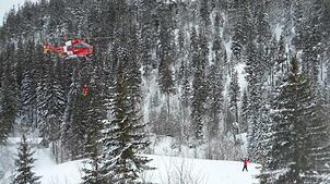 Bild : Mann am Feldberg von Lawine verschüttet und schwer verletzt