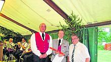 Ein besonderes Geschenk hatte Bürgermeister Bernd Gombold (rechts) parat, das er Heiko Oexle (links) und Uwe Hipp übergab.