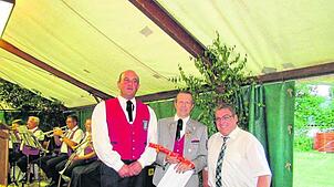 Ein besonderes Geschenk hatte Bürgermeister Bernd Gombold (rechts) parat, das er Heiko Oexle (links) und Uwe Hipp übergab.