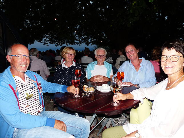 Erst schmausen, dann schauen: Ganz begeistert vom Event waren (von links) die Markdorfer Alexander Bublin, Renate und Rainer Willneff, ...