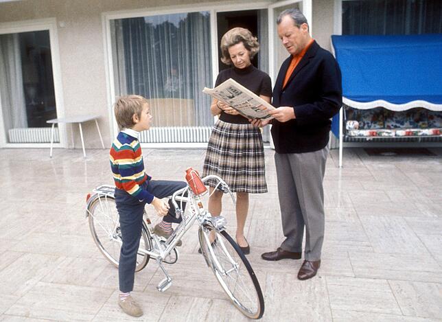 Auf der Terrasse der Dienstvilla auf dem Bonner Venusberg im Oktober 1969: Matthias Brandt mit Kinder-Rennrad, seine Mutter Rut und ...