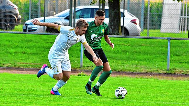 Dreifacher Torschütze: Ivan Atlija (hier links auf dem Archivbild gegen den Ex-Hertener Romano Males) erzielte alle Tore für Bosporus FC ...