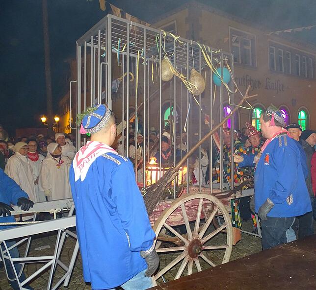 Statt mit dem Angeklagten kam der Schinderkarren mit einem Hexenfeuer auf dem Marktplatz an. Hatte sich Tede Rupp in Rauch aufgelöst?