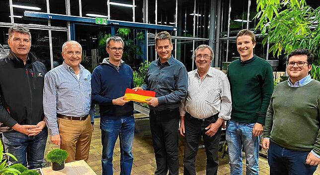 Der neue Vorstand mit dem 1. Platzmeister Eric Hueber in der Mitte. Dieser wird unterstützt von Christoph Maier (Fähnrich), Michael ...