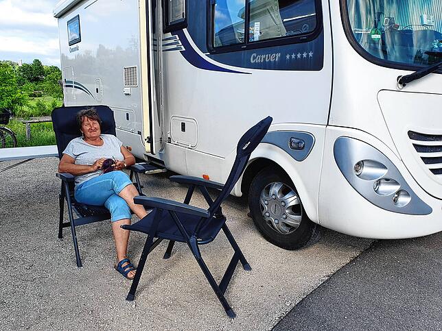 Silvia Rank aus Obersüßbach tourt mit ihrem Wohnmobil zwischen Bodensee und Schwarzwald. Keine Aussicht, nur ein gekiester Grund: Den ...