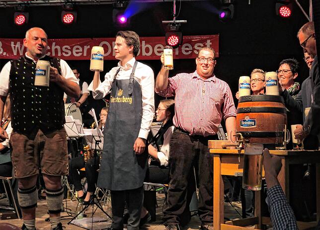 Das Bild zeigt den gelungenen Bieranstich einer früheren Oktoberfest-Veranstaltung (von links) Manfred Müller, Dirigent Musikverein ...
