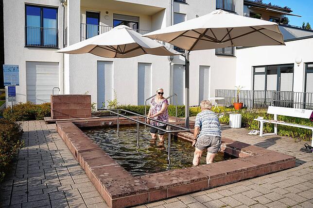 Kneipp-Anlage hinter der Tourist-Info an der Rathausstraße in Königsfeld: Liesel Krachenfels aus Villingen und Edda Motzl aus Königsfeld ...